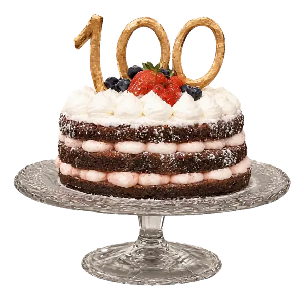 Bolo de camadas com creme, frutos vermelhos e o número 100 em dourado